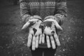 /album/galerie-photos/monde-entre-les-mains-jpg/